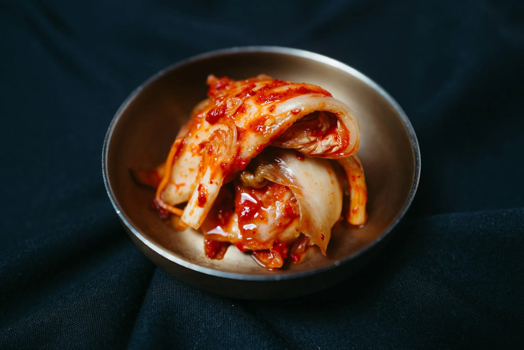 Kimchi z pekingského zelí s chilli pastou v kovové misce