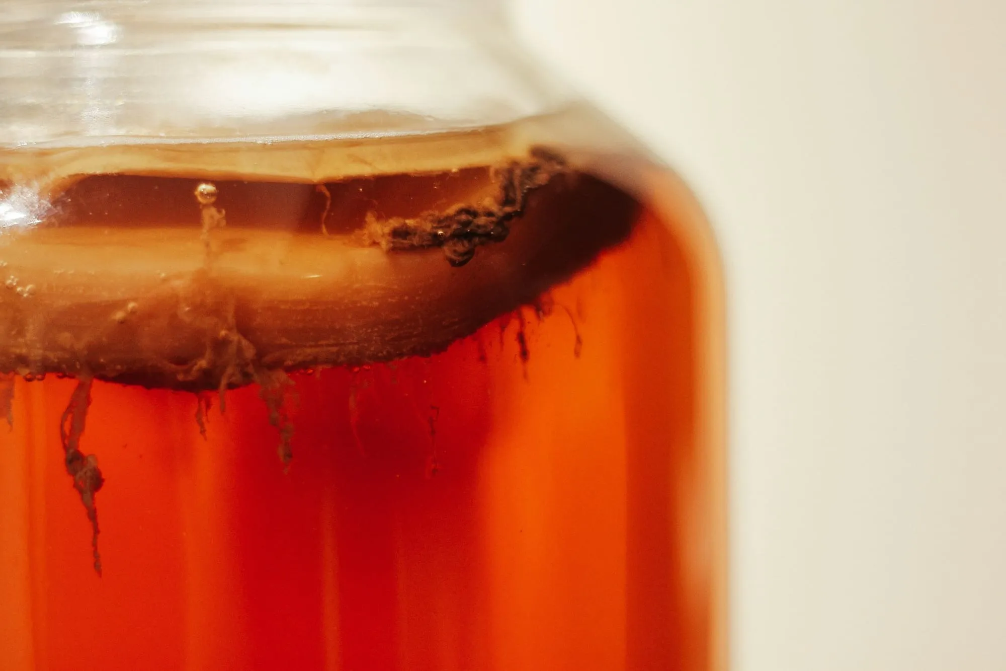 Kombucha ve skleněné nádobě